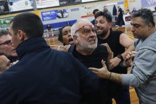 Χάος σε αγώνα μπάσκετ γυναικών: Ένταση και σύρραξη εντός παρκέ στο Αμύντας - Ανόρθωση Βόλου [βίντεο]