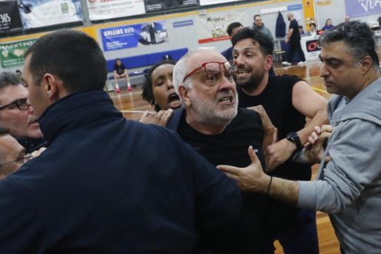 Χάος σε αγώνα μπάσκετ γυναικών: Ένταση και σύρραξη εντός παρκέ στο Αμύντας - Ανόρθωση Βόλου [βίντεο]