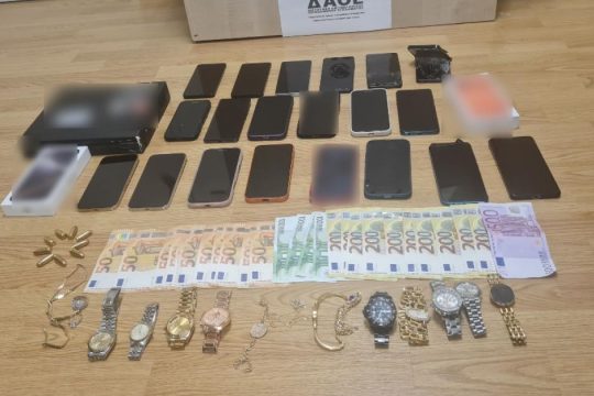 Απάτες από «τηλεφωνικό κέντρο» στο Ζεφύρι: Παρίσταναν τους λογιστές ή τους υπαλλήλους ΔΕΔΔΗΕ και άρπαζαν χρήματα και τιμαλφή