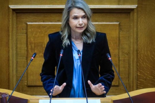 Μ. Αποστολάκη για την τροπολογία Βορίδη: Οδηγείτε τους συμβασιούχους σε εργασιακή ανασφάλεια και ομηρεία