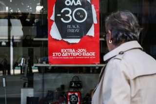 Κομισιόν: Eξαπατά τους καταναλωτές στην Black Friday ένα στα τρία καταστήματα λιανικής