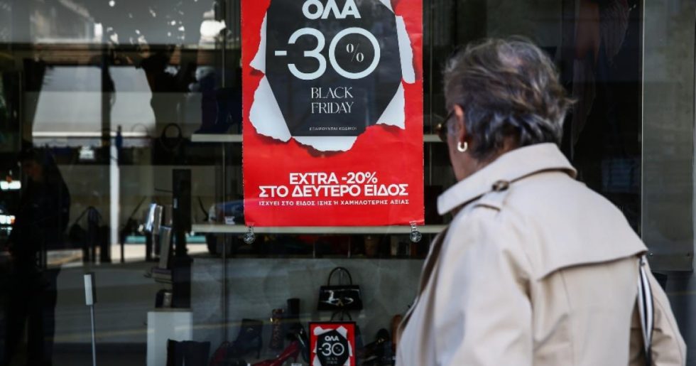 Κομισιόν: Eξαπατά τους καταναλωτές στην Black Friday ένα στα τρία καταστήματα λιανικής