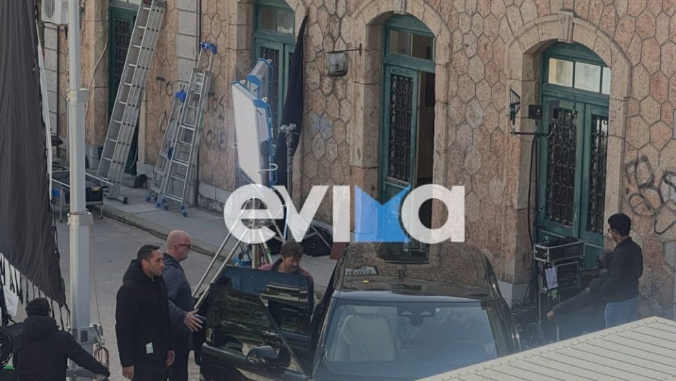 Από την παρουσία του δημοφιλούς ηθοποιού στον σιδηροδρομικό σταθμό της Χαλκίδας για τα γυρίσματα της ταινίας του. | evima.gr