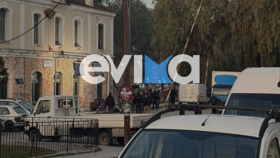 Από την παρουσία του δημοφιλούς ηθοποιού στον σιδηροδρομικό σταθμό της Χαλκίδας για τα γυρίσματα της ταινίας του. | evima.gr