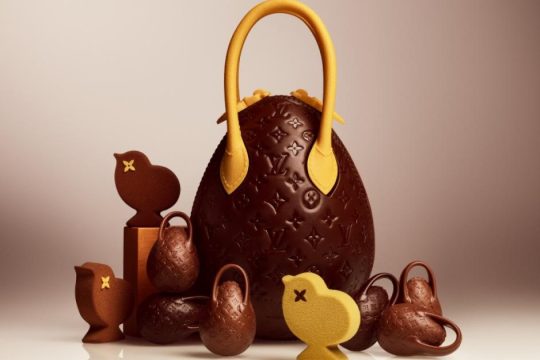 Louis Vuitton: Η εμβληματική σοκολατένια «Egg Bag» επιστρέφει με χρώμα και υψηλή αισθητική