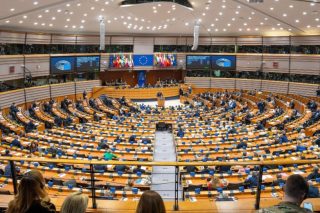 Eπιτροπή του Ευρωκοινοβουλίου ενέκρινε την εμπορική συμφωνία με τις ΗΠΑ