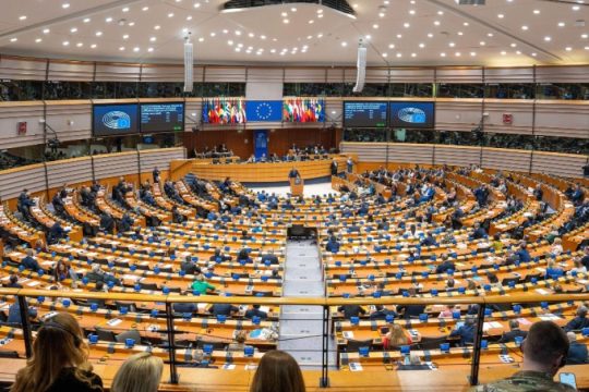 Eπιτροπή του Ευρωκοινοβουλίου ενέκρινε την εμπορική συμφωνία με τις ΗΠΑ