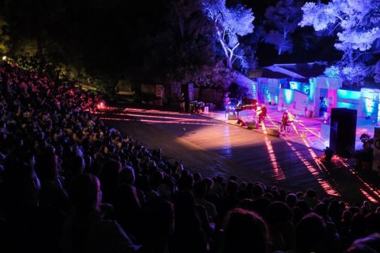 Συναυλιακό καλοκαίρι στου Φιλοπάππου: Το Φ hill Sessions επιστρέφει στην καρδιά της πόλης