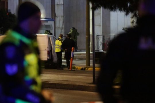 Προφυλακίστηκε ο 48χρονος που είχε χειροβομβίδες έξω από τη ΓΑΔΑ