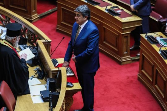 Ορκίστηκε βουλευτής ο Βαγγέλης Γιαννακούρας στη θέση του Οδυσσέα Κωνσταντινόπουλου
