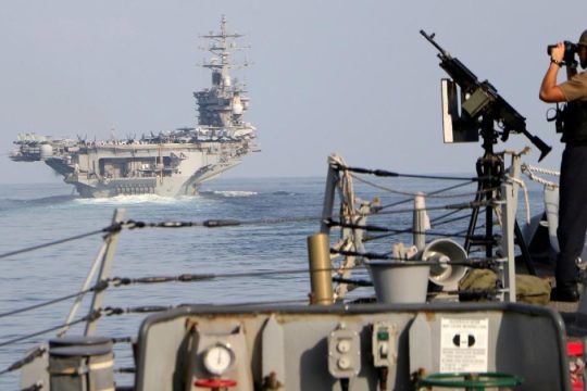 Θαλάσσια «παγίδα» τα Στενά του Ορμούζ: Πλήγμα σε ελληνόκτητο τάνκερ