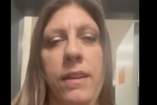 Επεισόδιο με Κωνσταντοπούλου στα δικαστήρια Λάρισας για τα Τέμπη: Με χειρόγραφο αρνήθηκαν αντίγραφα των βίντεο στους συγγενείς