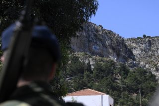 Ο ανδριάντας της «Κυράς της Ρω» θα τοποθετηθεί σε βράχο ύψους 10 μέτρων