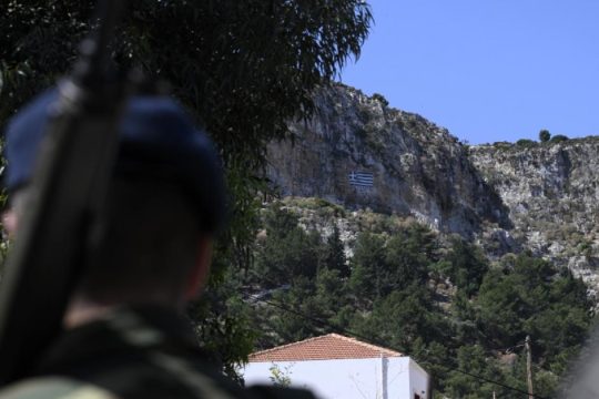 Ο ανδριάντας της «Κυράς της Ρω» θα τοποθετηθεί σε βράχο ύψους 10 μέτρων