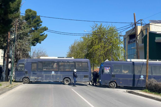 Αγρότες με τρακτέρ θέλησαν να προσεγγίσουν το ξενοδοχείο στη Λάρισα που μιλούσε ο Μητσοτάκης - «Στοπ» από τα ΜΑΤ