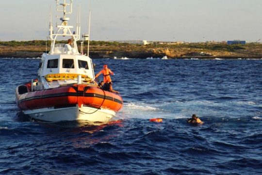 Ναυάγιο στα ανοιχτά της Λεμπεντούζα - Διασώθηκαν 64 άνθρωποι, αγνοείται 2χρονο αγοράκι