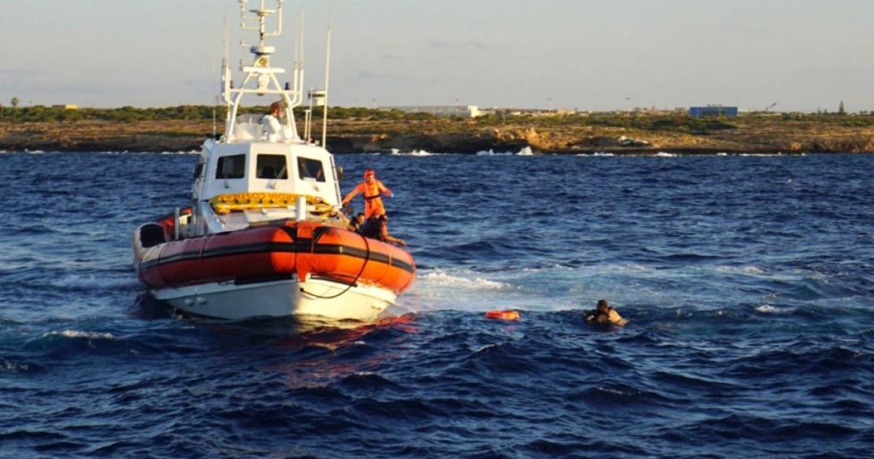 Ναυάγιο στα ανοιχτά της Λεμπεντούζα - Διασώθηκαν 64 άνθρωποι, αγνοείται 2χρονο αγοράκι