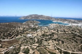 Η Sun ανακάλυψε το μικρό νησί του Αιγαίου που επισκέπτονται οι εκατομμυριούχοι