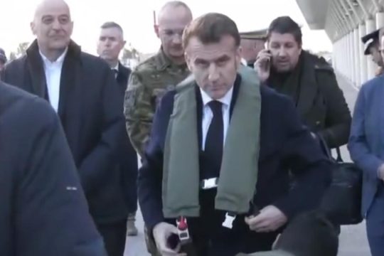 Με… εξοπλισμό στη Σούδα ο Μακρόν: Η ασφάλεια όλων των Ευρωπαίων είναι κοινό μας συμφέρον [εικόνες - βίντεο]