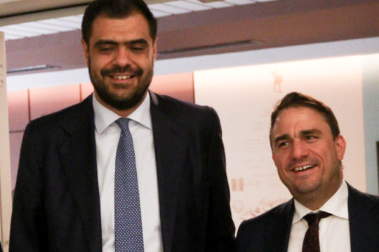 «Beef» Μαρινάκη – Τσουκαλά για το Alitheia Forum: Το «άδειασμα» και η απάντηση