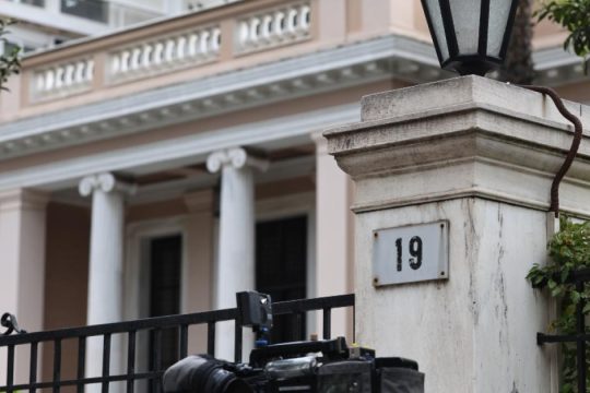 Σύσκεψη στο Μαξίμου για την ακρίβεια: Έλεγχοι στα σούπερ μάρκετ, από Τετάρτη η επιδότηση στο diesel