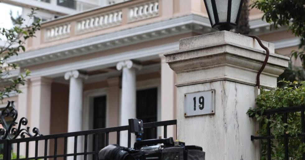 Σύσκεψη στο Μαξίμου για την ακρίβεια: Έλεγχοι στα σούπερ μάρκετ, από Τετάρτη η επιδότηση στο diesel