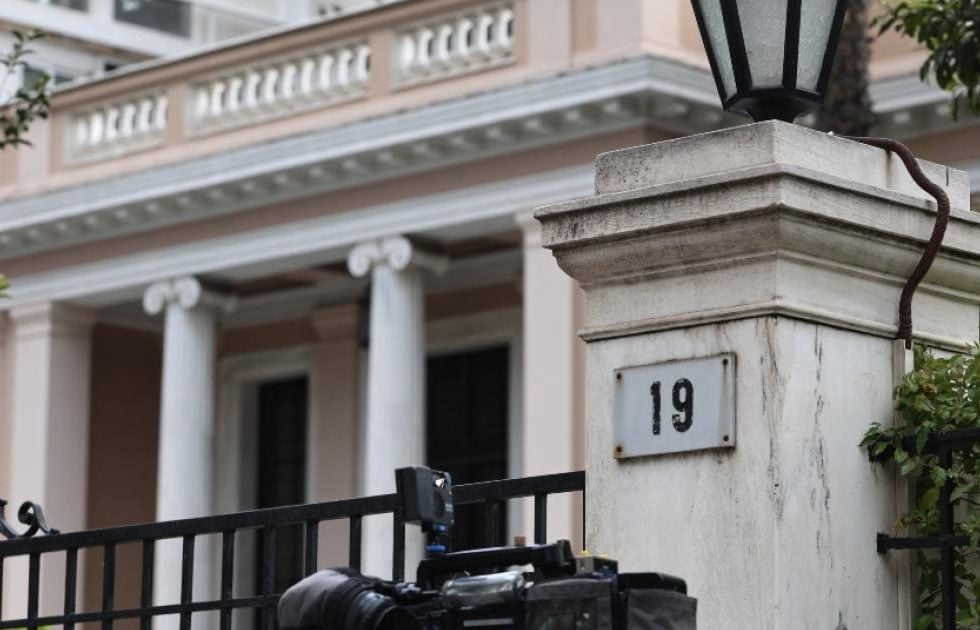 Σύσκεψη στο Μαξίμου για την ακρίβεια: Έλεγχοι στα σούπερ μάρκετ, από Τετάρτη η επιδότηση στο diesel
