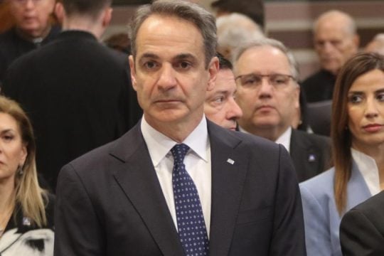 ΠΑΣΟΚ και ΣΥΡΙΖΑ στριμώχνουν τον Μητσοτάκη για ακρίβεια, δίκη Τεμπών και Predator