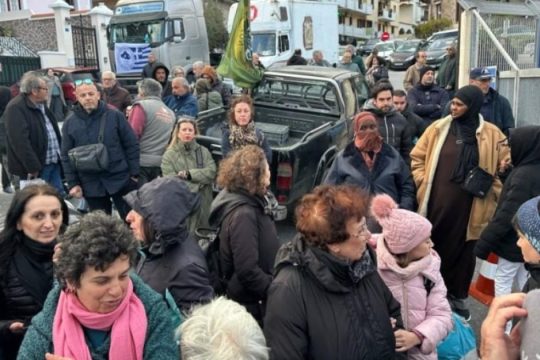 Λέσβος: «Ταμπουρωμένοι» στο λιμάνι οι κτηνοτρόφοι για τον αφθώδη πυρετό - Χωρίς οχήματα έφυγε το πλοίο [βίντεο]