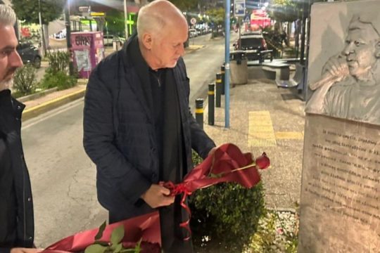 Αντιφασιστικό μήνυμα Παπανδρέου από το μνημείο Φύσσα: Η Δικαιοσύνη μίλησε, αλλά η απειλή παραμένει