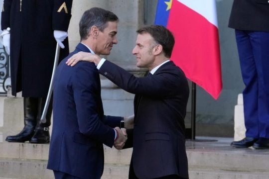 Politico: Πώς Σάντσεθ και Μακρόν σώζουν την τιμή της Ευρώπης