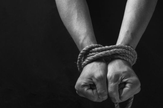 Αδιανόητο περιστατικό σύγχρονης δουλείας στη Βρετανία: Μητέρα 10 παιδιών βασάνιζε για 25 χρόνια μια γυναίκα