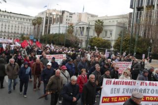 Οι συνταξιούχοι στα κάγκελα: «Πλημμύρισαν» το Σύνταγμα απαιτώντας 13η και 14η σύνταξη [εικόνες]