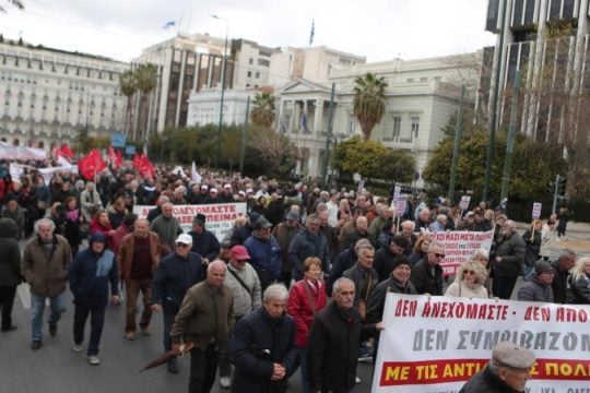 Οι συνταξιούχοι στα κάγκελα: «Πλημμύρισαν» το Σύνταγμα απαιτώντας 13η και 14η σύνταξη [εικόνες]