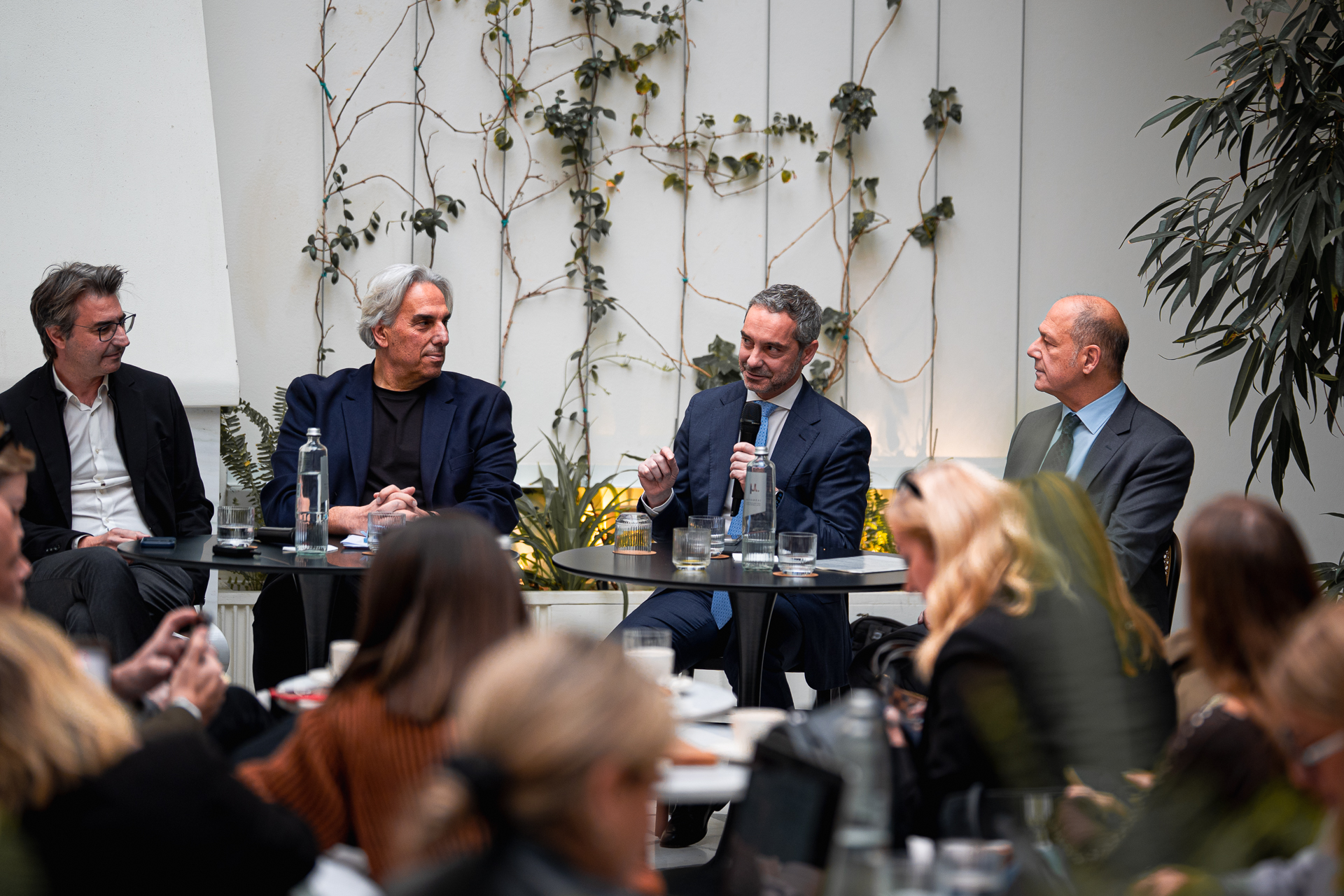 Από αριστερά: κ. Γιώργος Τσολάκης - Eπικεφαλής του γραφείου “Tsolakis Architects+Partners”, κ. Παναγιώτης Κροντηράς - Δήμαρχος Τήνου, κ. Πάνος Δικαίος - Διευθύνων Σύμβουλος της Attica Group, κ. Γιώργος Παπάζογλου - Διευθύνων Σύμβουλος της Attica Blue Hospitality. | Attica Group