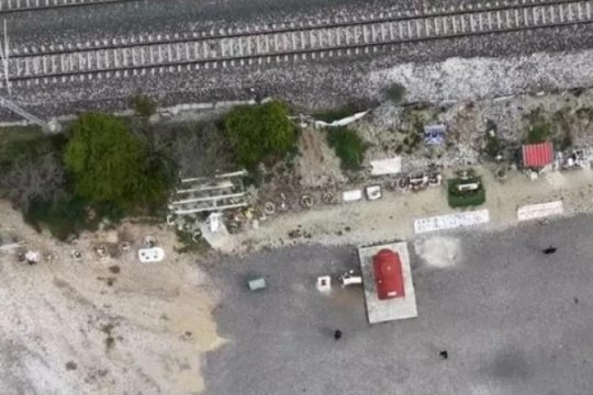 Τέμπη: Ένας βωμός δίπλα στις γραμμές - Το προσκύνημα στο «σημείο μηδέν», λίγο πριν την έναρξη της δίκης [βίντεο]