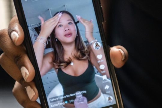 Αποκάλυψη BBC: Tik Tok και Meta πείραζαν τους αλγόριθμους για να εμφανίζονται περισσότερες θεωρίες συνωμοσίας