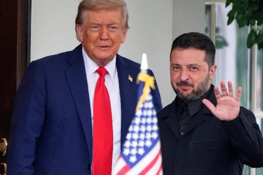 Politico: Γιατί ο Τραμπ χρειάζεται τον Ζελένσκι στον πόλεμο με το Ιράν