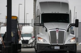 Washington Post: Γιατί η Κίνα βγαίνει κερδισμένη από το ενεργειακό σοκ που προκάλεσε ο Τραμπ
