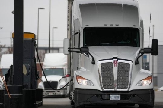Washington Post: Γιατί η Κίνα βγαίνει κερδισμένη από το ενεργειακό σοκ που προκάλεσε ο Τραμπ