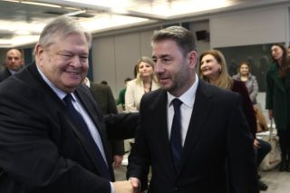 Θεσμικές «βόμβες» από Βενιζέλο στο συνέδριο του ΠΑΣΟΚ – Τι συζήτησε με τον Ανδρουλάκη