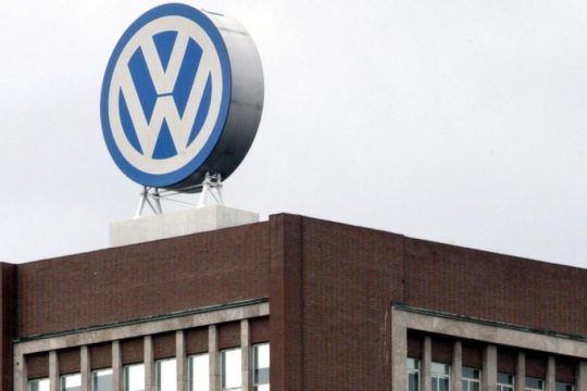 Η Volkswagen περικόπτει 50.000 θέσεις εργασίας