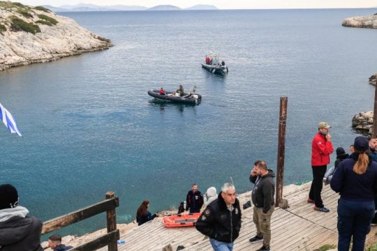 Βαρύ κλίμα στη Βουλιαγμένη: Προσπαθούν να ανασύρουν την εγκλωβισμένη σορό του δύτη [βίντεο]