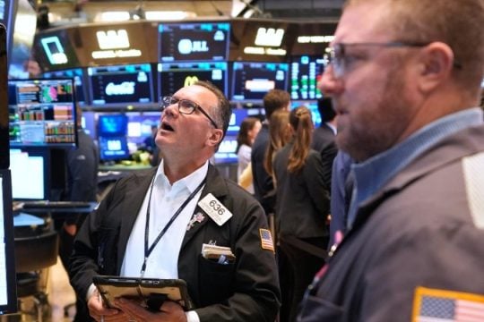 Με πτώση άνοιξε η Wall Street - Πέφτουν τα ευρωπαϊκά χρηματιστήρια, ανεβαίνει η τιμή του μπρεντ