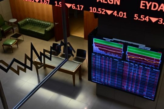 Στη δίνη του πολέμου το Χρηματιστήριο Αθηνών - Έγιναν «καπνός» 17 δισ. ευρώ