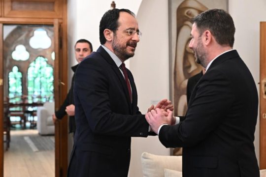 Ο Χριστοδουλίδης υποδέχτηκε τον Ανδρουλάκη στη Λευκωσία: «Για πρώτη φορά αλληλεγγύη στην πράξη»