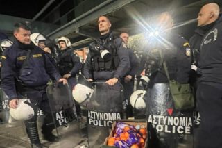 Η αστυνομία «μπλόκαρε» τους αγρότες στην Agrotica, αλλά εκείνοι τους κέρασαν... πορτοκάλια [βίντεο]