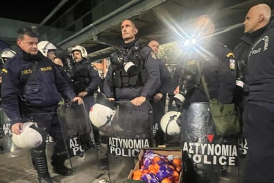Η αστυνομία «μπλόκαρε» τους αγρότες στην Agrotica, αλλά εκείνοι τους κέρασαν... πορτοκάλια [βίντεο]