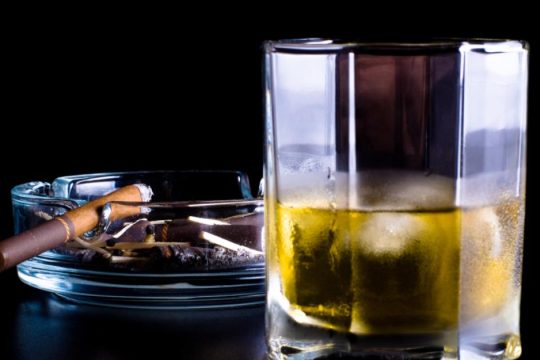 Το σχέδιο για καθολική απαγόρευση πώλησης αλκοόλ και καπνού σε ανηλίκους - Οδικός χάρτης και δέσμη μέτρων