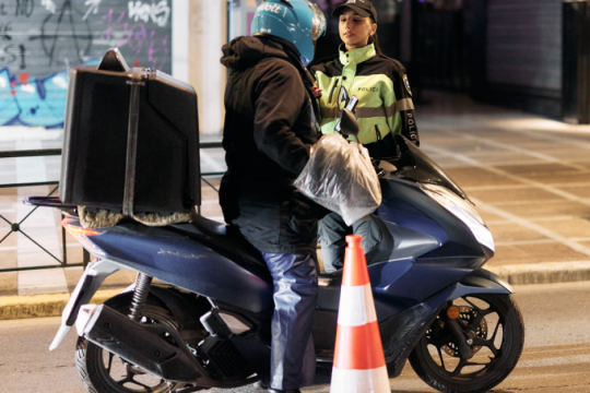 Αλκοτέστ στη γειτονιά: Μπλόκο γίγας στο Παγκράτι - Ελεγξαν δύο φορές τον ίδιο οδηγό [βίντεο]